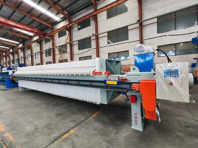 Recessed chamber filter press with plate pack and hydraulic closing system